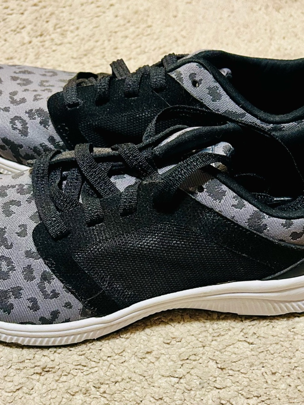 New Ava Women’s Gray Leopard Memory Foam Sneakers size 8 - Picture 2 of 5